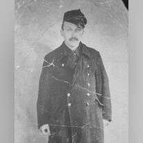 חבש תמיד כקמע כובע מרופט של פועל רכבת. ד"ר רייכר במדי פועל רכבת, 1943. צילומים: באדיבות המשפחה