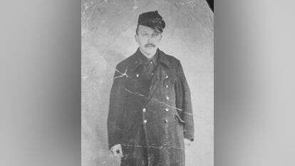 חבש תמיד כקמע כובע מרופט של פועל רכבת. ד"ר רייכר במדי פועל רכבת, 1943. צילומים: באדיבות המשפחה