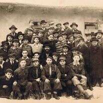 הרב דוד אביגדור (במרכז) בין חניכי השומר הדתי. משמאל עומד שלום טרללר (קרניאל). מאוסף יוחנן בן יעקב