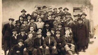 הרב דוד אביגדור (במרכז) בין חניכי השומר הדתי. משמאל עומד שלום טרללר (קרניאל). מאוסף יוחנן בן יעקב