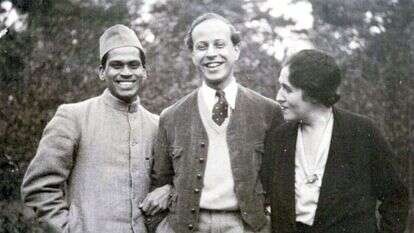 וילפריד ישראל (במרכז) עם בנו של מהטמה גנדי, הודו 1925. באדיבות ארכיון קיבוץ הזורע וארכיון ליאו בק