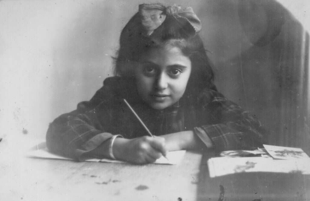 חוה במחנה עקורים אחרי המלחמה. באדיבות המרואיינת