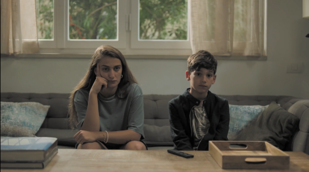 "אין לו באמת את הכלים הנכונים לדאוג לה". | מסך מתוך גוף שלישי