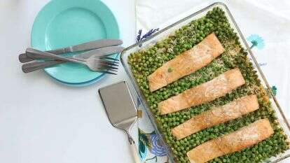 סלמון, אורז ואפונה בתבנית אחת. | אפרת ליכטנשטט