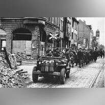 "באתי לקבל את הכניעה שלכם". איאן האריס מוליך שבויים גרמנים, אוסנבריק, אפריל 1945 באדיבות Imperial War Museum