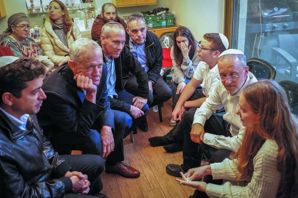 יו"ר המחנה הממלכתי בני גנץ והשר עמיחי שיקלי בניחום האבלים אצל משפחת די. | גרשון אלינסון, פלאש 90