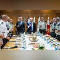 הרמת כוסית של ראש הממשלה נתניהו, שר הביטחון גלנט וקציני המטכ"ל. | קובי גדעון, לעמ