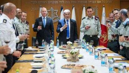הרמת כוסית של ראש הממשלה נתניהו, שר הביטחון גלנט וקציני המטכ"ל. | קובי גדעון, לעמ