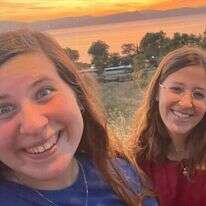 תפילת מנחה וסלפי בשקיעה. רינה די ז"ל (מימין) ויובל מירוויס. | יובל רחל מירוויס