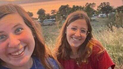 תפילת מנחה וסלפי בשקיעה. רינה די ז"ל (מימין) ויובל מירוויס. | יובל רחל מירוויס