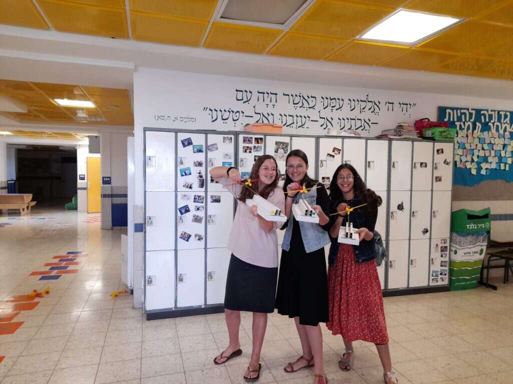 רינה הי"ד עם חברות