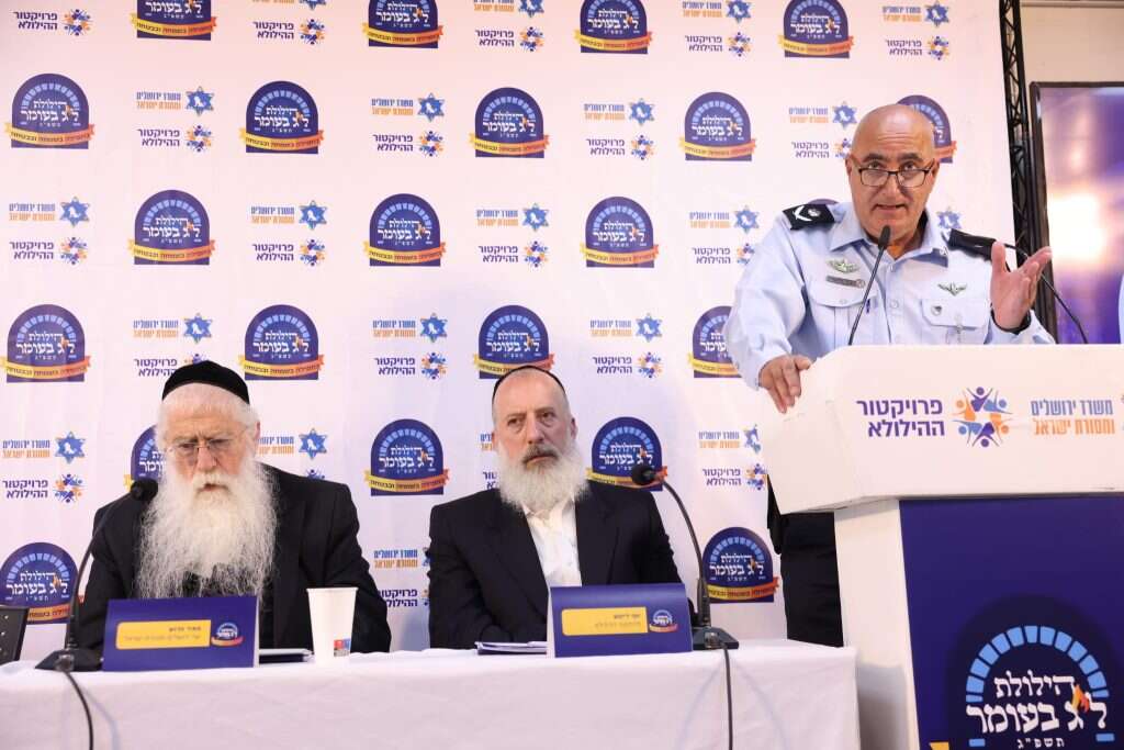 שר ירושלים ומסורת ישראל מאיר פרוש, פרויקטור ההילולא במירון יוסי דייטש ומפקד מחוז צפון במשטרת ישראל ניצב שועאע (שוקי) תחאוכה מציגים את המתווה החדש להילולא במירון. | דודי כהן