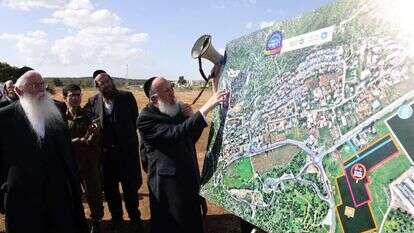 יוסי דייטש מציג את מתווה ההילולא במירון, היום. | דודי כהן