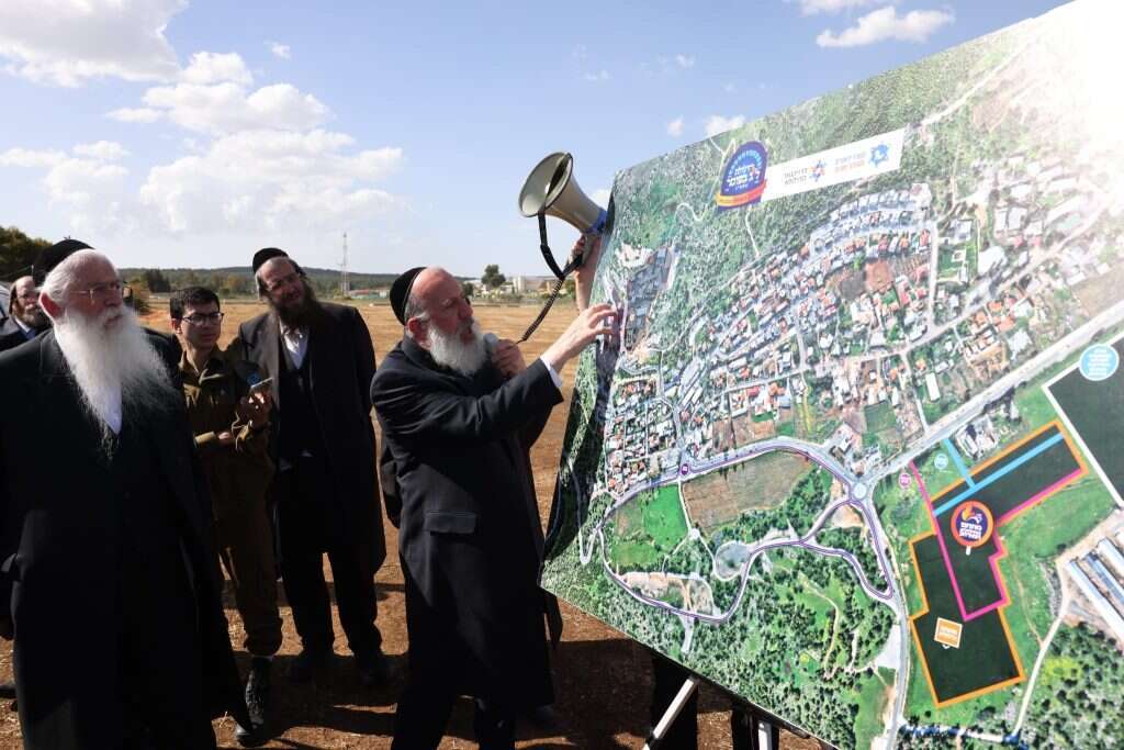 יוסי דייטש מציג את מתווה ההילולא במירון, היום. | דודי כהן