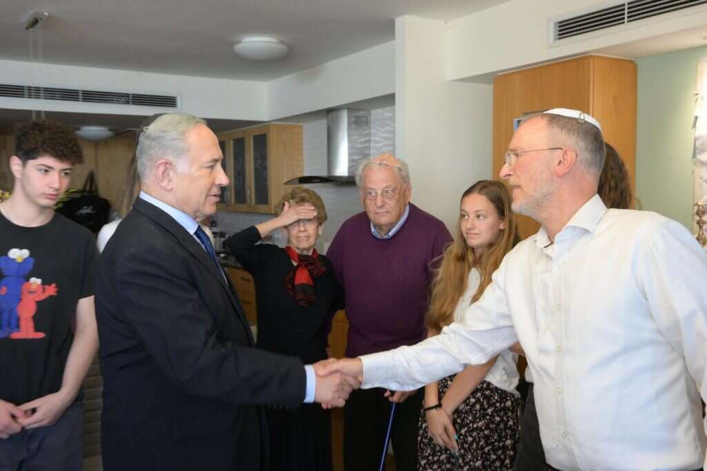 ראש הממשלה בנימין נתניהו בניחום אבלים אצל משפחת די באפרת. | עמוס בן גרשום/לע"מ