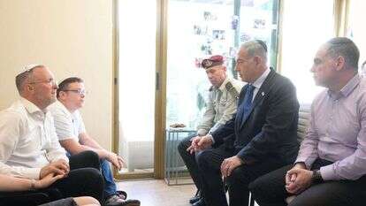 ראש הממשלה בנימין נתניהו בניחום אבלים אצל משפחת די באפרת. | עמוס בן גרשום/לע"מ