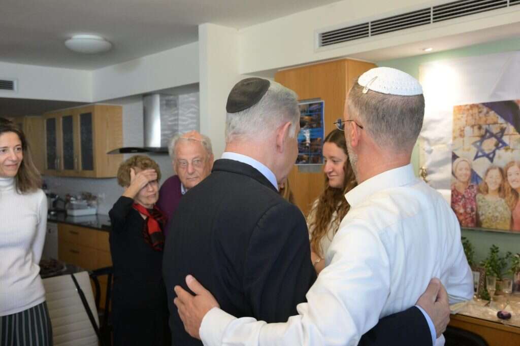 ראש הממשלה בנימין נתניהו בניחום אבלים אצל משפחת די באפרת. | עמוס בן גרשום/לע"מ