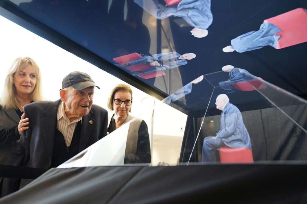 ניצול השואה מרדכי צ'כנובר צופה בהולוגרמה שלו. ללא קרדיט