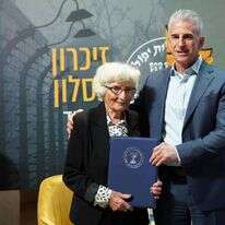 ראש המוסד דדי ברנע עם ניצולת השואה אווה אסתר גלט. ללא קרדיט