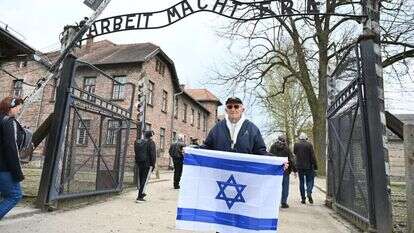 אריה פינסקר בפתח מחנה אושוויץ, ערב יום השואה תשפ"ג. | יוסי זליגר