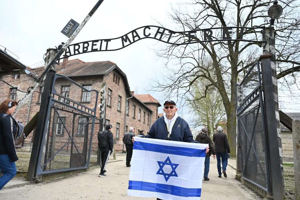 אריה פינסקר בפתח מחנה אושוויץ, ערב יום השואה תשפ"ג. | יוסי זליגר