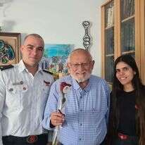 אוריה ויהונדב ליפשיץ עם מאיר שורש עם המתנדבים. | דוברות כב"ה מחוז יו"ש