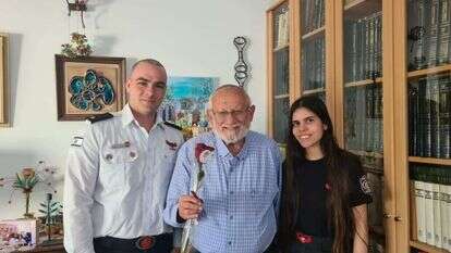 אוריה ויהונדב ליפשיץ עם מאיר שורש עם המתנדבים. | דוברות כב"ה מחוז יו"ש אוריה ויהונדב ליפשיץ עם מאיר שורש עם המתנדבים. | דוברות כב"ה מחוז יו"ש