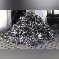 תשמישי קדושה שנגזלו מבתי כנסת ובתים יהודיים על ידי הנאצים והתגלו לאחר המלחמה על ידי כוחות בעלות הברית. | באדיבות ארכיון יד ושם