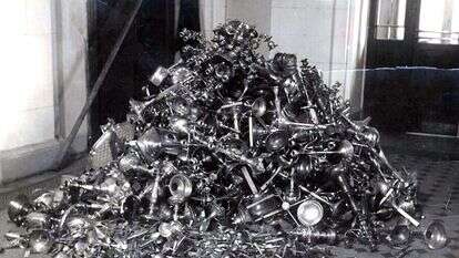 תשמישי קדושה שנגזלו מבתי כנסת ובתים יהודיים על ידי הנאצים והתגלו לאחר המלחמה על ידי כוחות בעלות הברית. | באדיבות ארכיון יד ושם