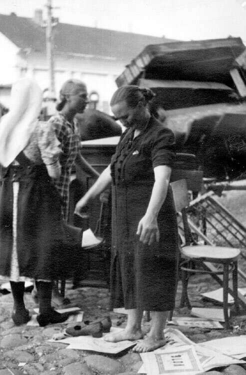 גרמניות אתניות בוזזות רכוש של יהודים, שידלוביץ, פלין, 1942. | באדיבות ארכיון יד ושם