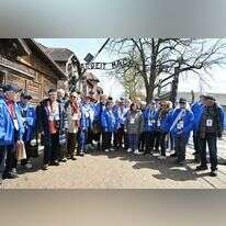 ניצולי השואה בפתח מחנה אושוויץ, לפני היציאה למצעד החיים. | יוסי זליגר ניצולי השואה בפתח מחנה אושוויץ, לפני היציאה למצעד החיים. | יוסי זליגר