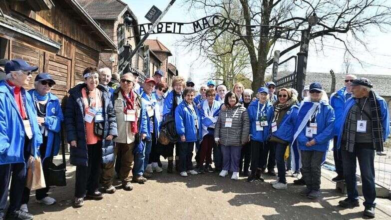ניצולי השואה בפתח מחנה אושוויץ, לפני היציאה למצעד החיים. | יוסי זליגר ניצולי השואה בפתח מחנה אושוויץ, לפני היציאה למצעד החיים. | יוסי זליגר