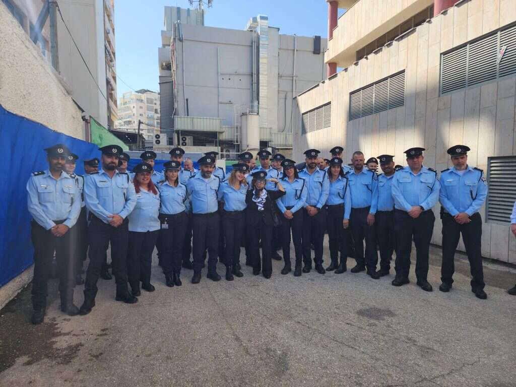 קצינים ושוטרים יחד עם ניצולת השואה, גיטה קויפמן. | דוברות המשטרה