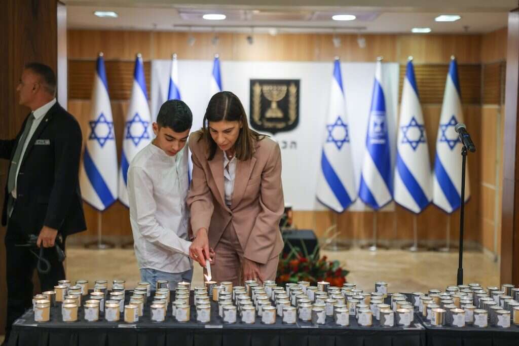 חברת הכנסת מדליקה נר זיכרון יחד עם בנה בכנסת. | נועם מושקוביץ/דוברות הכנסת