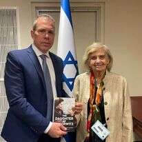 שגריר ישראל לאו"ם גלעד ארדן יחד עם ניצולת השואה טובה פרידמן (באמצע) ושגרירת גרמניה לאו"ם