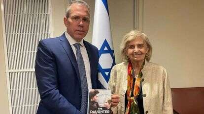 שגריר ישראל לאו"ם גלעד ארדן יחד עם ניצולת השואה טובה פרידמן (באמצע) ושגרירת גרמניה לאו"ם