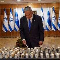 ראש הממשלה בנימין נתניהו מדליק נר זיכרון לרגל יום הזיכרון לשואה ולגבורה בכנסת. | נועם מושקוביץ/דוברות הכנסת