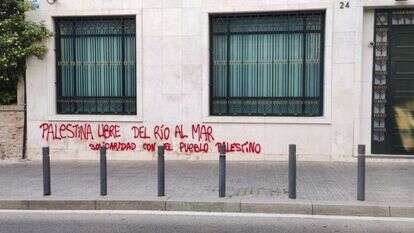 הכתובות שרוססו על קיר בית הכנסת. | קהילת יהודי ברצלונה