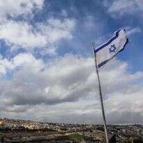 דגל ישראל מונף בהר הזיתים, צופה על הר הבית. | Jamal Awad/Flash90