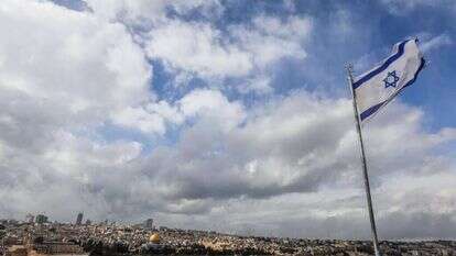 דגל ישראל מונף בהר הזיתים, צופה על הר הבית. | Jamal Awad/Flash90