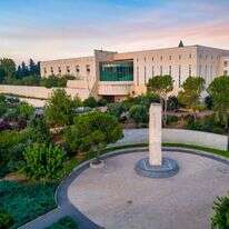 בית המשפט העליון ואנדרטת "נזכור". | שאטרסטוק