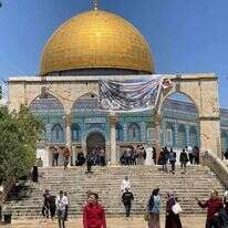 כרזת חמאס מונפת בהר הבית