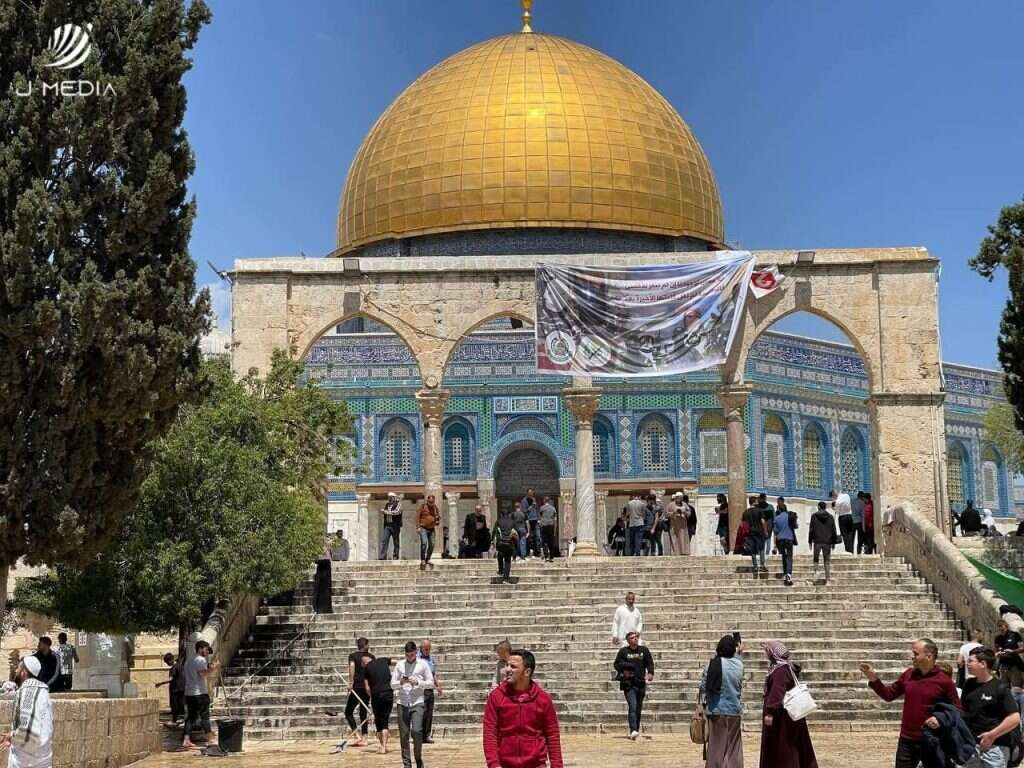 כרזת חמאס מונפת בהר הבית