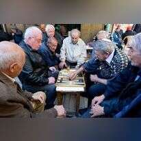 תלויים בקצבת הפנסיה. למצולמים אין קשר לכתבה. | שאטרסטוק