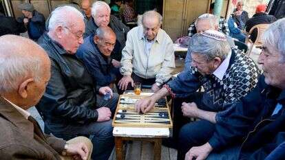 תלויים בקצבת הפנסיה. למצולמים אין קשר לכתבה. | שאטרסטוק תלויים בקצבת הפנסיה. למצולמים אין קשר לכתבה. | שאטרסטוק