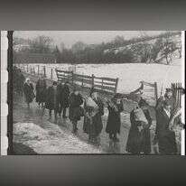שמחה המונית למראה המגורשים, לצד זעזוע נוכח "המראות האיומים של אומללות". מתוך הסרט "העיר ללא יהודים". | Film Archiv Austria, Vienna