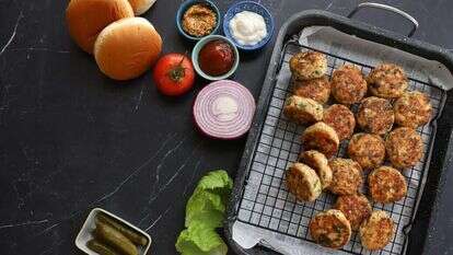 מיני המבורגר עוף. | אפרת ליכטנשטט