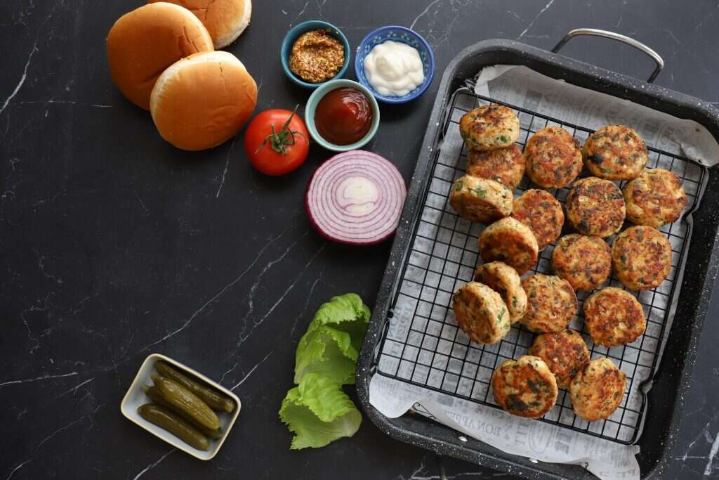 מיני המבורגר עוף. | אפרת ליכטנשטט