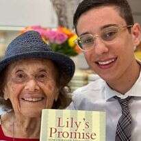 פורמן וסבתו לילי. צילומים: דב פורמן פורמן וסבתו לילי. צילומים: דב פורמן