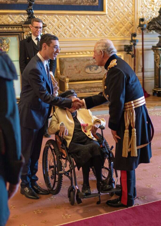 פורמן וסבתו פוגשים את המלך צ'רלס. | דב פורמן